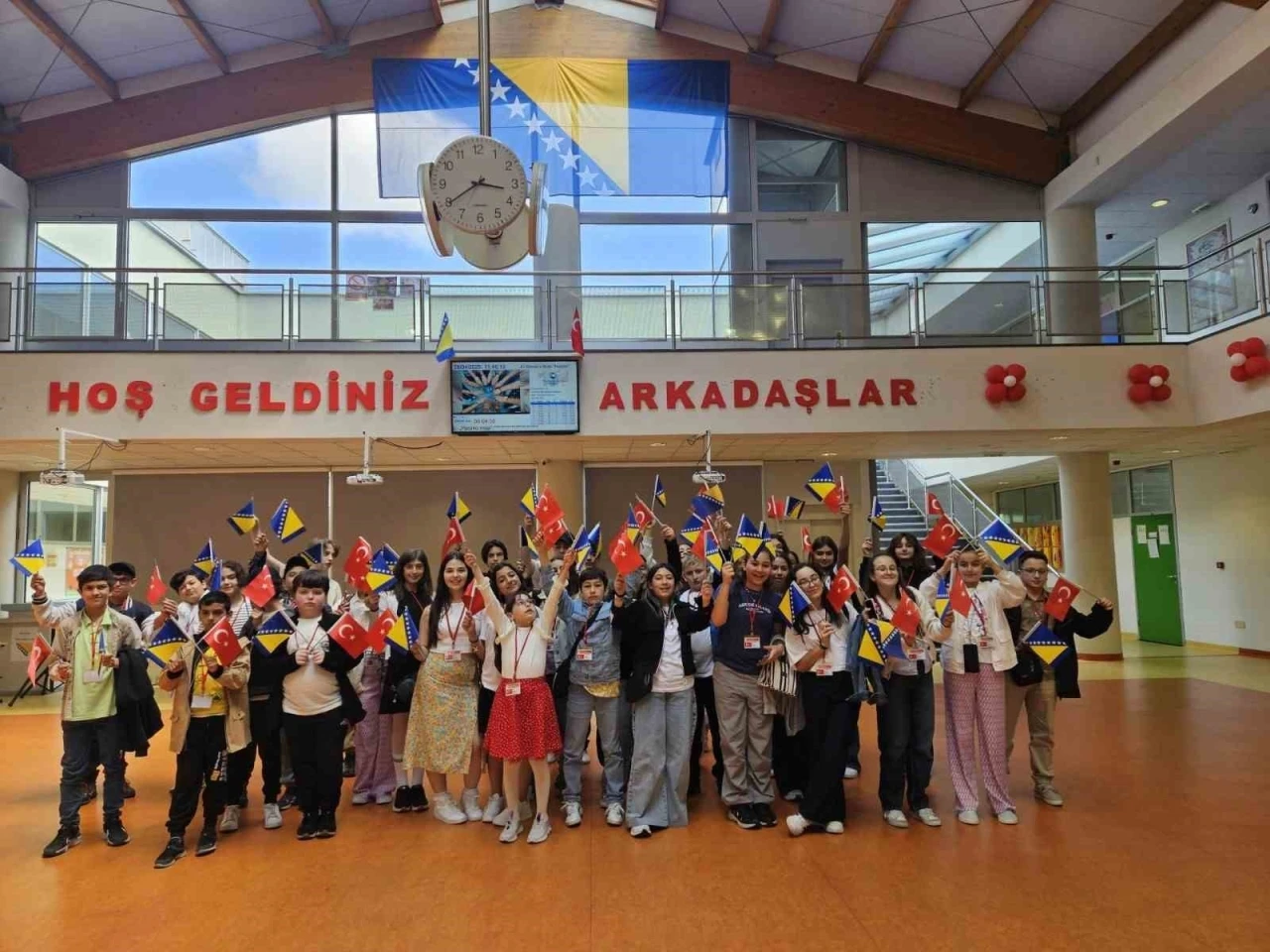 Ortaokul öğrencileri 8 günde 6 ülke gezdi: Kardeş okullarına ağaç diktiler
