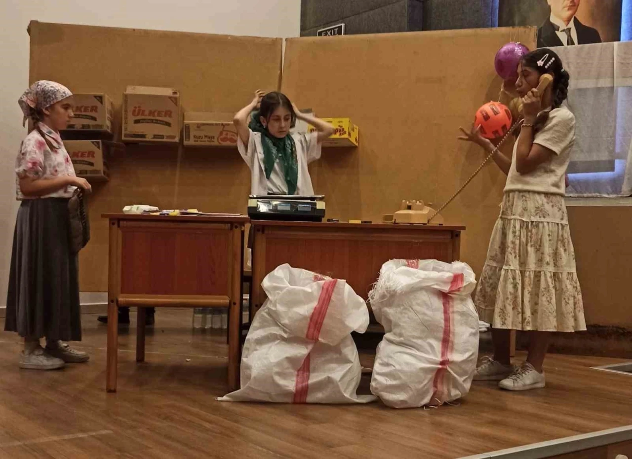 Ortaokul öğrencilerinin tiyatro performansı tam not aldı
