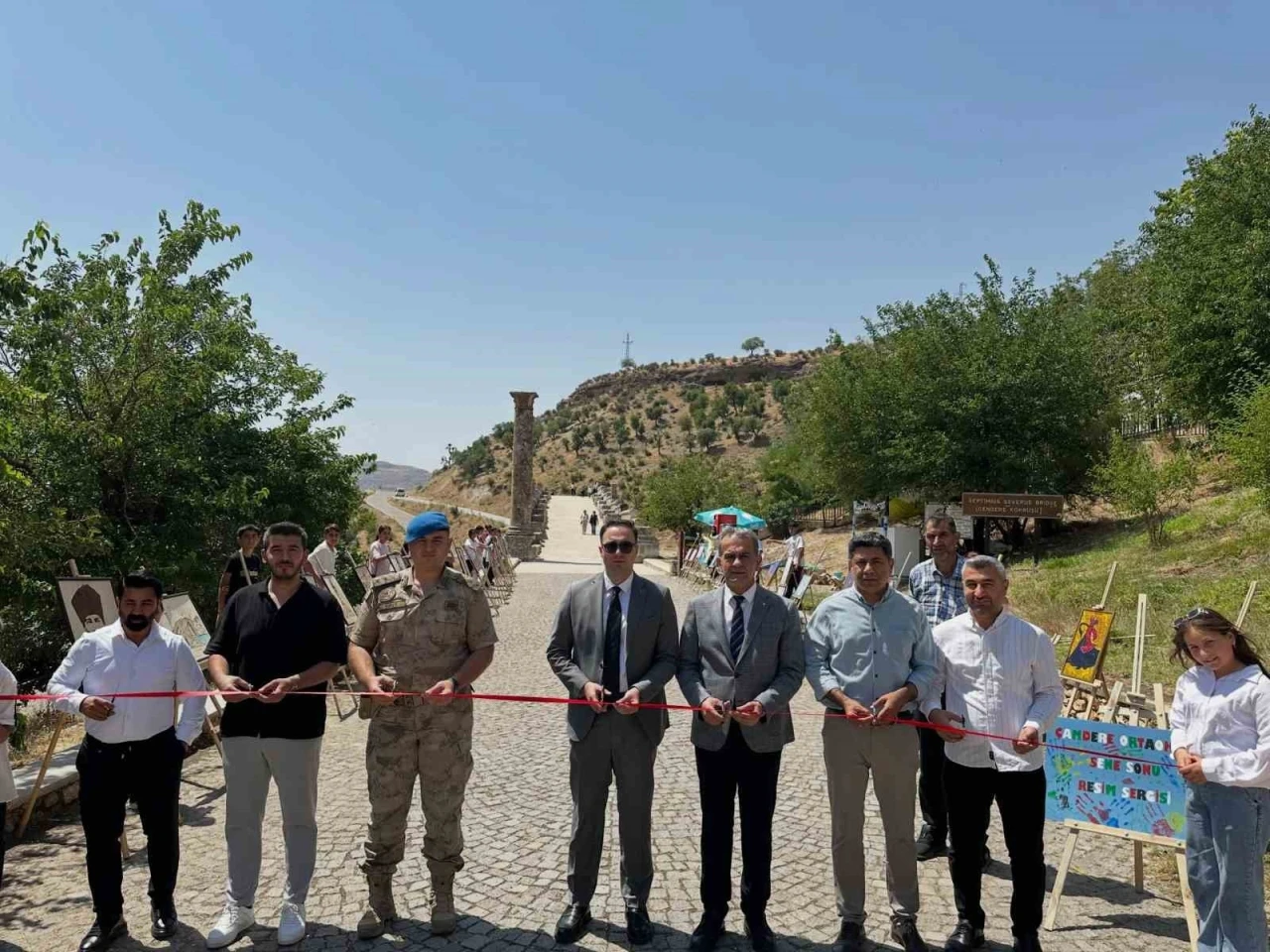 Ortaokulu &ouml;ğrencilerinin yıl sonu resim sergisi Cendere K&ouml;pr&uuml;s&uuml;&rsquo;nde a&ccedil;ıldı

