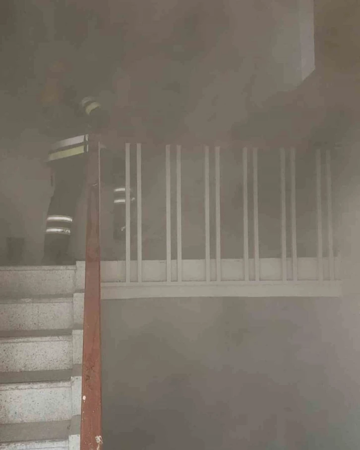 Ortaokulunda çatı katında korkutan yangın