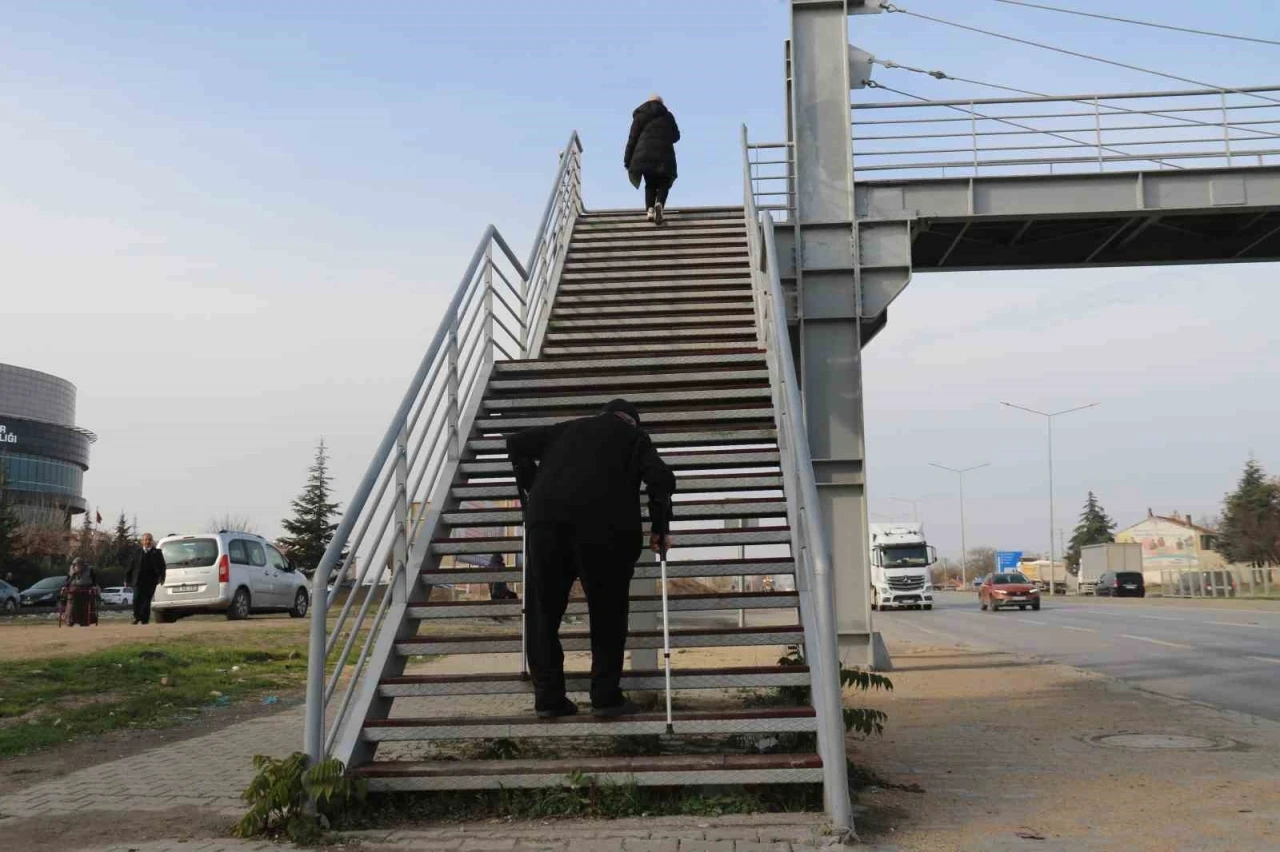 Ortasından &ccedil;evre yolu ge&ccedil;en mahallede yaşlılar ve engelliler yolun karşı tarafına ge&ccedil;emiyor
