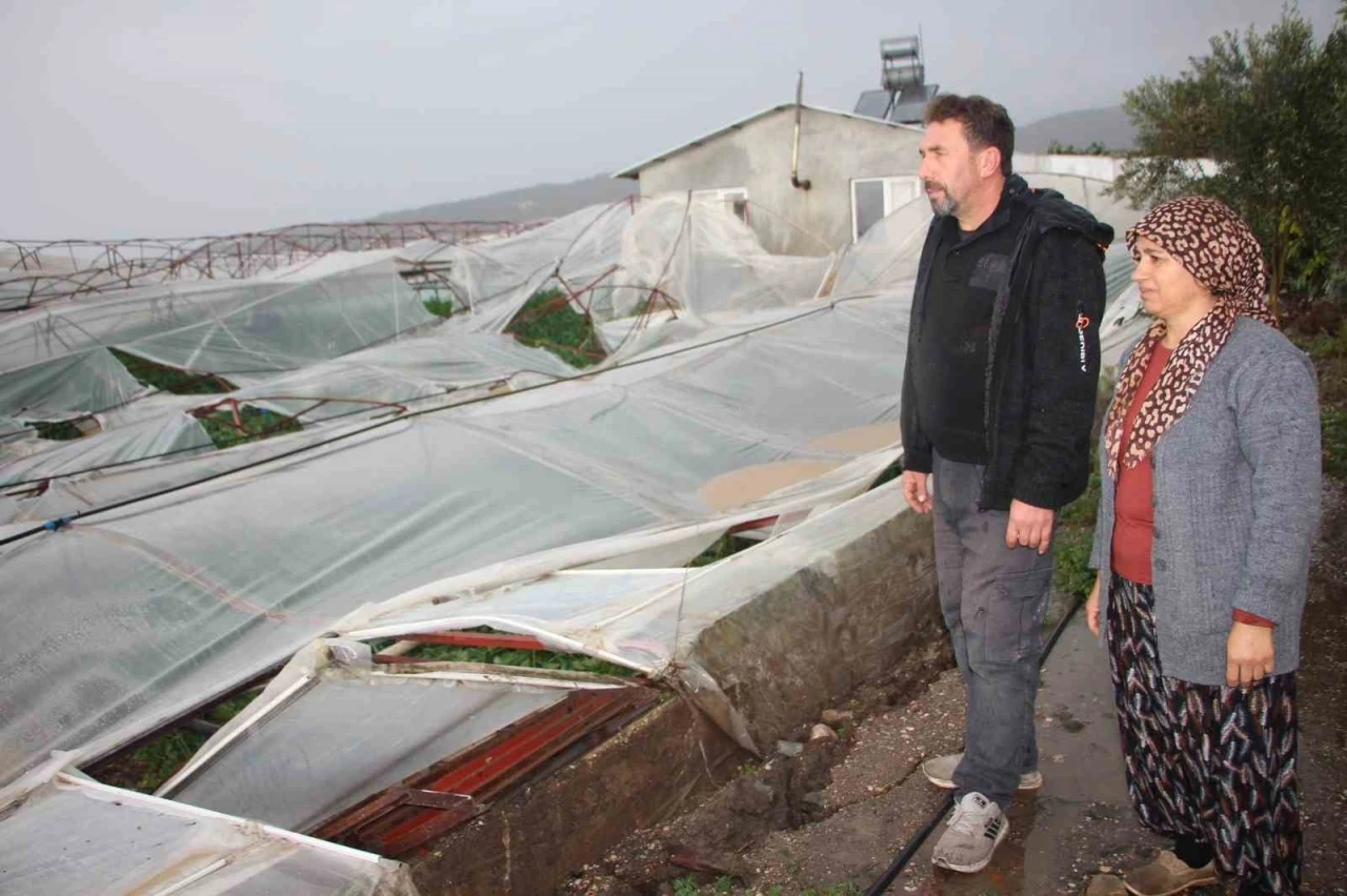 &Ouml;rt&uuml; altı tarımın merkezi Kumluca&rsquo;da hortumun verdiği hasar g&uuml;nd&uuml;z ortaya &ccedil;ıktı
