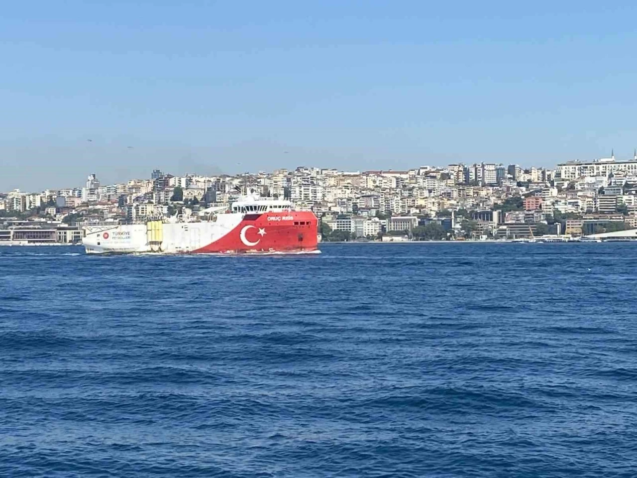 Oruç Reis Gemisi İstanbul Boğazı’ndan geçti
