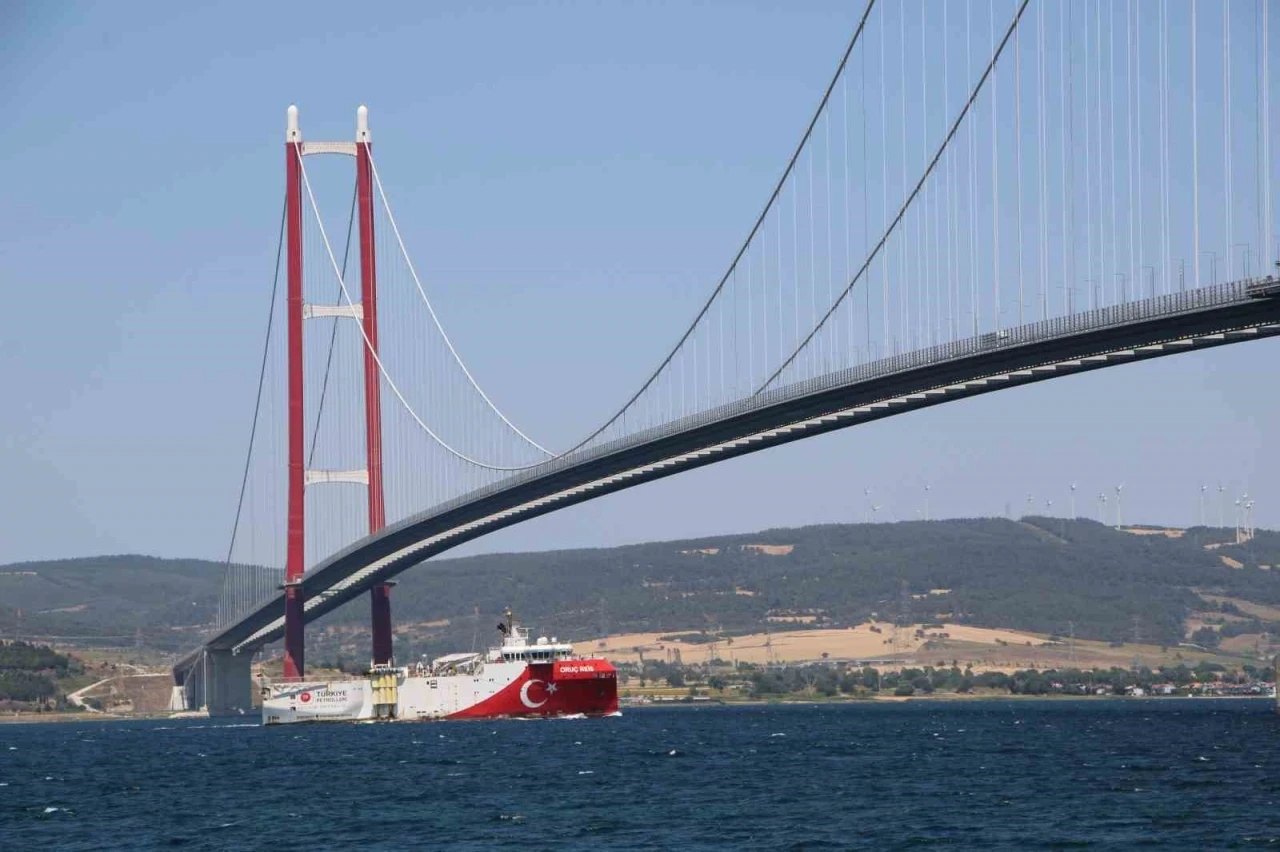 Oruç Reis Sismik Araştırma Gemisi, 1915 Çanakkale Köprüsü altından geçti
