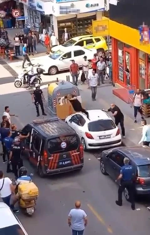 Örümcek adam gibi araçların üzerinden atladı, ortalığı birbirine kattı
