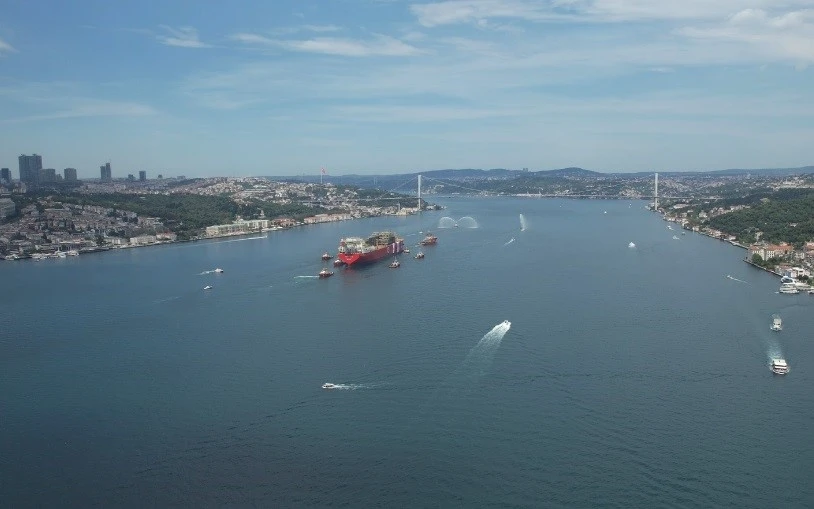 ’Osman Gazi’ boğazdan Karadeniz’e su fıskiyeleriyle uğurlandı
