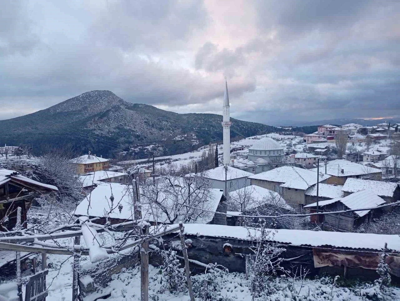 Osmaneli&rsquo;nin y&uuml;ksek kesimlerine mevsimin ilk karı yağdı
