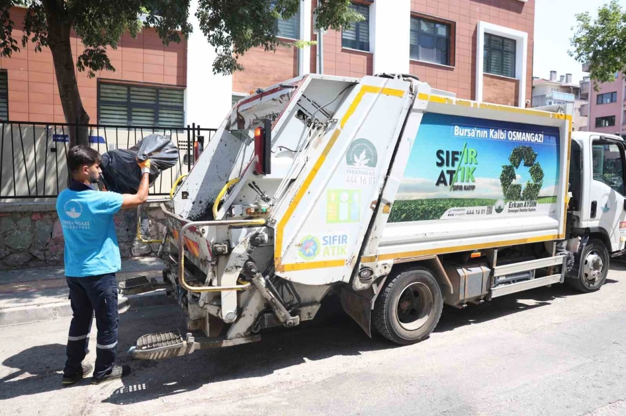 Osmangazi&rsquo;de &ccedil;&ouml;p evden 2,5 ton geri d&ouml;n&uuml;ş&uuml;m atığı &ccedil;ıkarıldı
