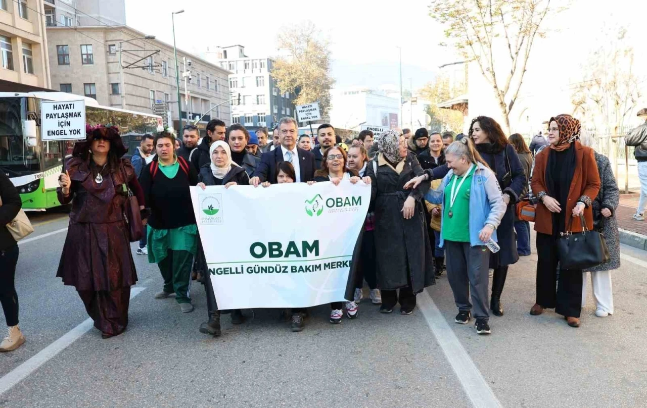 Osmangazi’de engelli bireyler farkındalık için yürüdü
