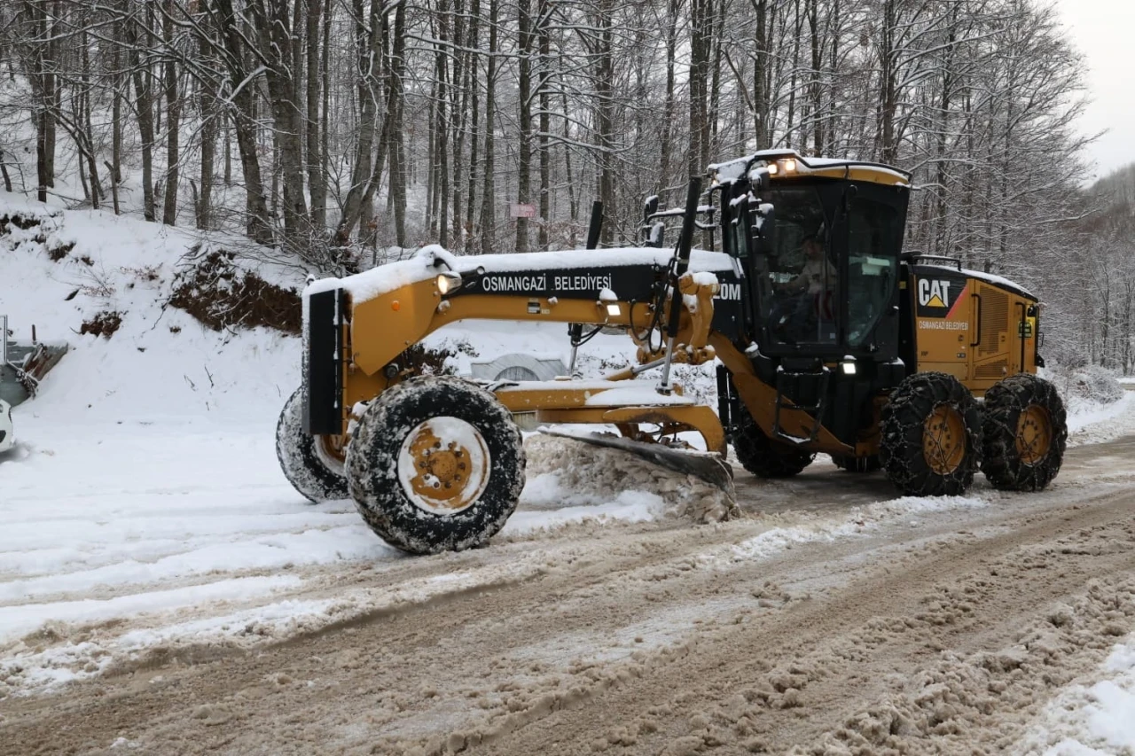 Osmangazi&rsquo;de karla kapanan yollara anında m&uuml;dahale
