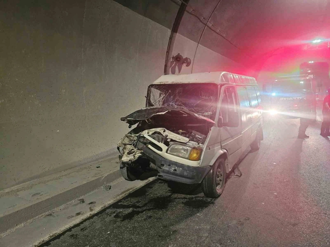 Osmangazi T&uuml;neli i&ccedil;indeki trafik kazasında, 1&rsquo;ağır 3 kişi yaralandı
