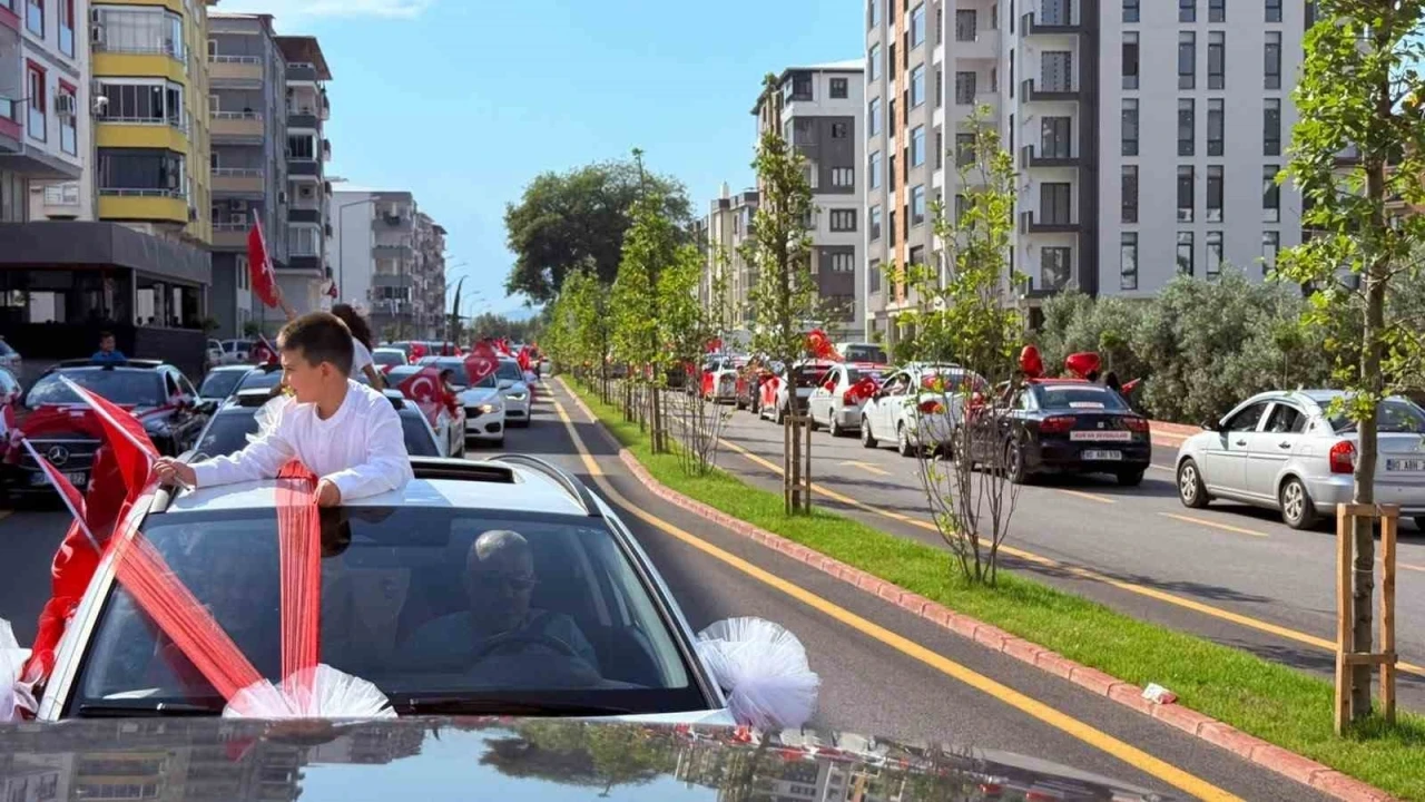 Osmaniye&rsquo;de 72 &ouml;ğrenci mezuniyet ve hatim sevincini konvoyla kutladı
