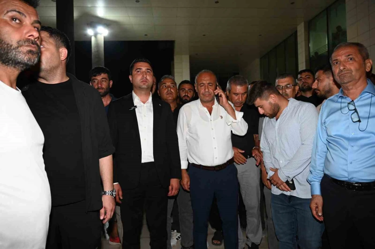 Osmaniye’de belediye binasına taşlı saldırı
