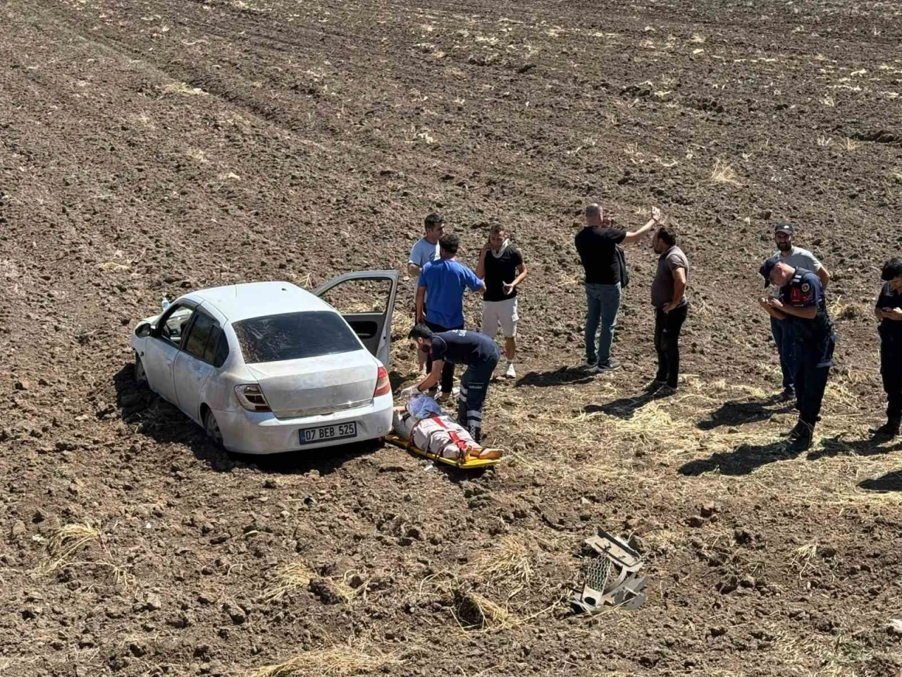 Osmaniye’de direksiyon hakimiyetini kaybeden sürücü tarlaya uçtu
