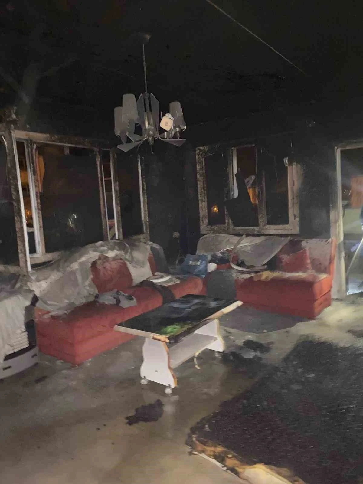 Osmaniye’de evde çıkan yangında 1 kişi dumandan etkilendi