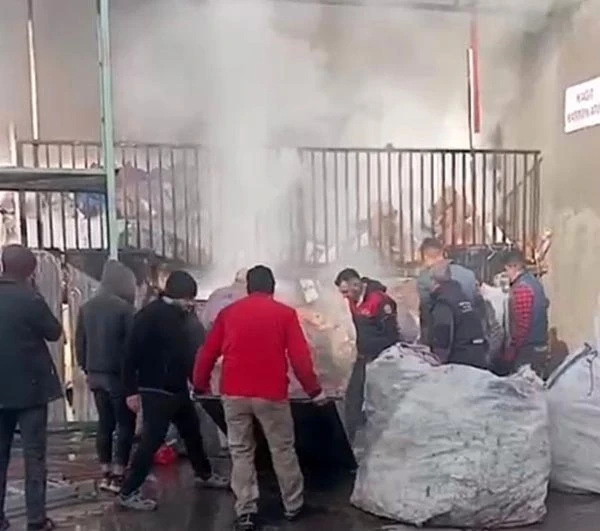 Osmaniye&rsquo;de geri d&ouml;n&uuml;ş&uuml;m tesisinde yangın korkuttu
