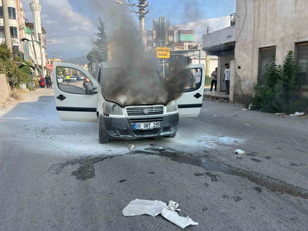 Osmaniye’de hafif ticari araç alev alev yandı
