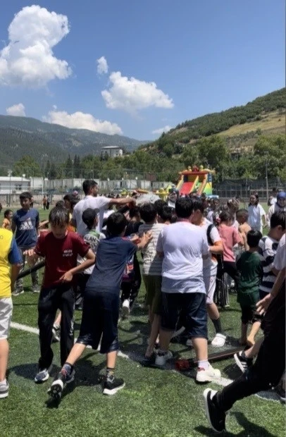 Osmaniye&rsquo;de itfaiyeden &ccedil;ocuklara serinleten s&uuml;rpriz
