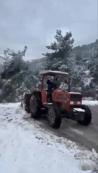 Osmaniye&rsquo;de kapanan k&ouml;y yollarını muhtar kendi imkanlarıyla a&ccedil;ıyor
