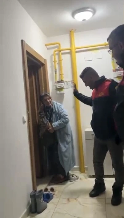 Osmaniye&rsquo;de kar nedeniyle mahsur kalan yaşlı kadın kurtarıldı
