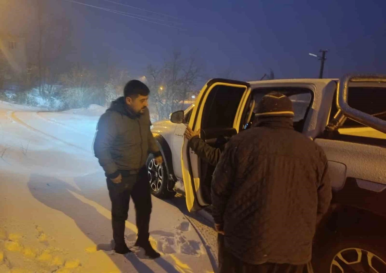 Osmaniye&rsquo;de karda mahsur kalan iki kadını ekipler kurtardı
