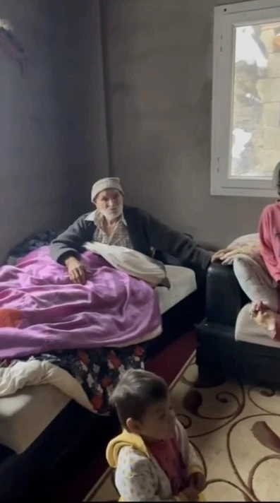 Osmaniye&rsquo;de kardan yolu kapanan k&ouml;ydeki 2 hasta hastaneye ulaştırıldı
