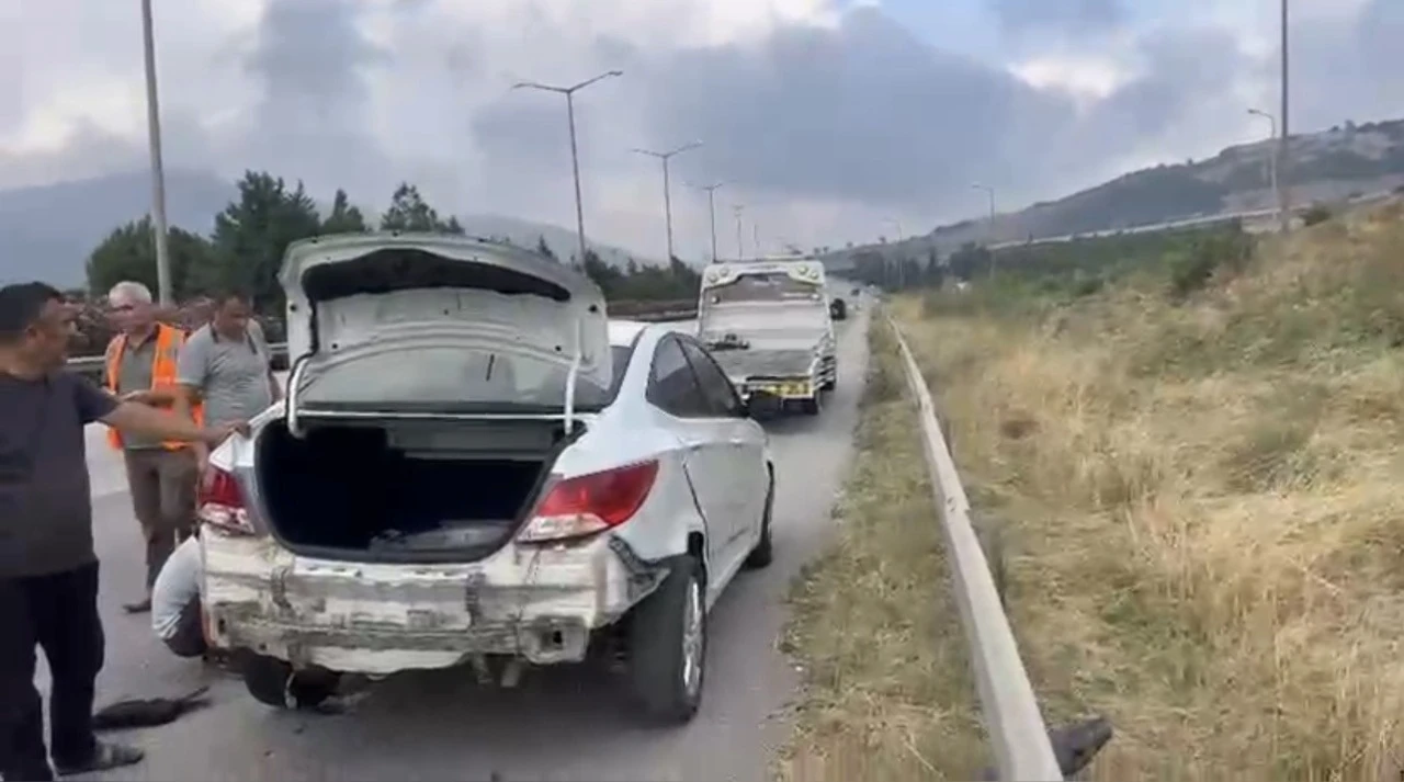 Osmaniye&rsquo;de kontrolden &ccedil;ıkan otomobil bariyerlere &ccedil;arptı: 1 yaralı
