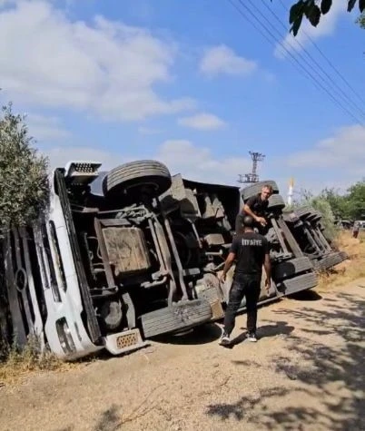 Osmaniye’de kontrolden çıkan tır devrildi: 2 yaralı
