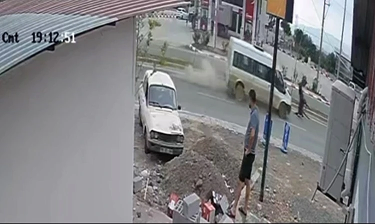 Osmaniye&rsquo;de minib&uuml;s başıboş ata &ccedil;arptı
