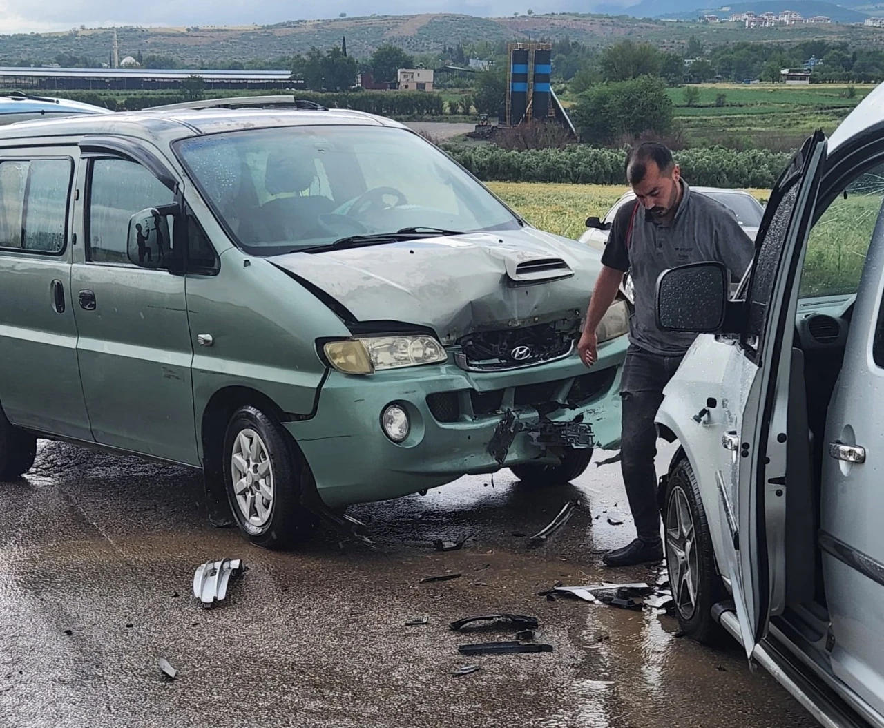Osmaniye’de minibüs ile ticari araç çarpıştı
