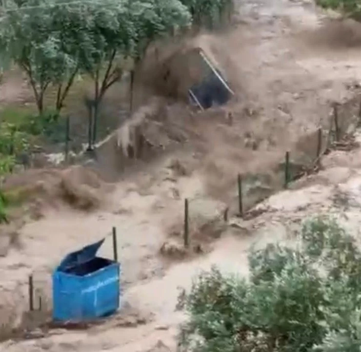 Osmaniye’de onlarca araç sel sularına kapıldı
