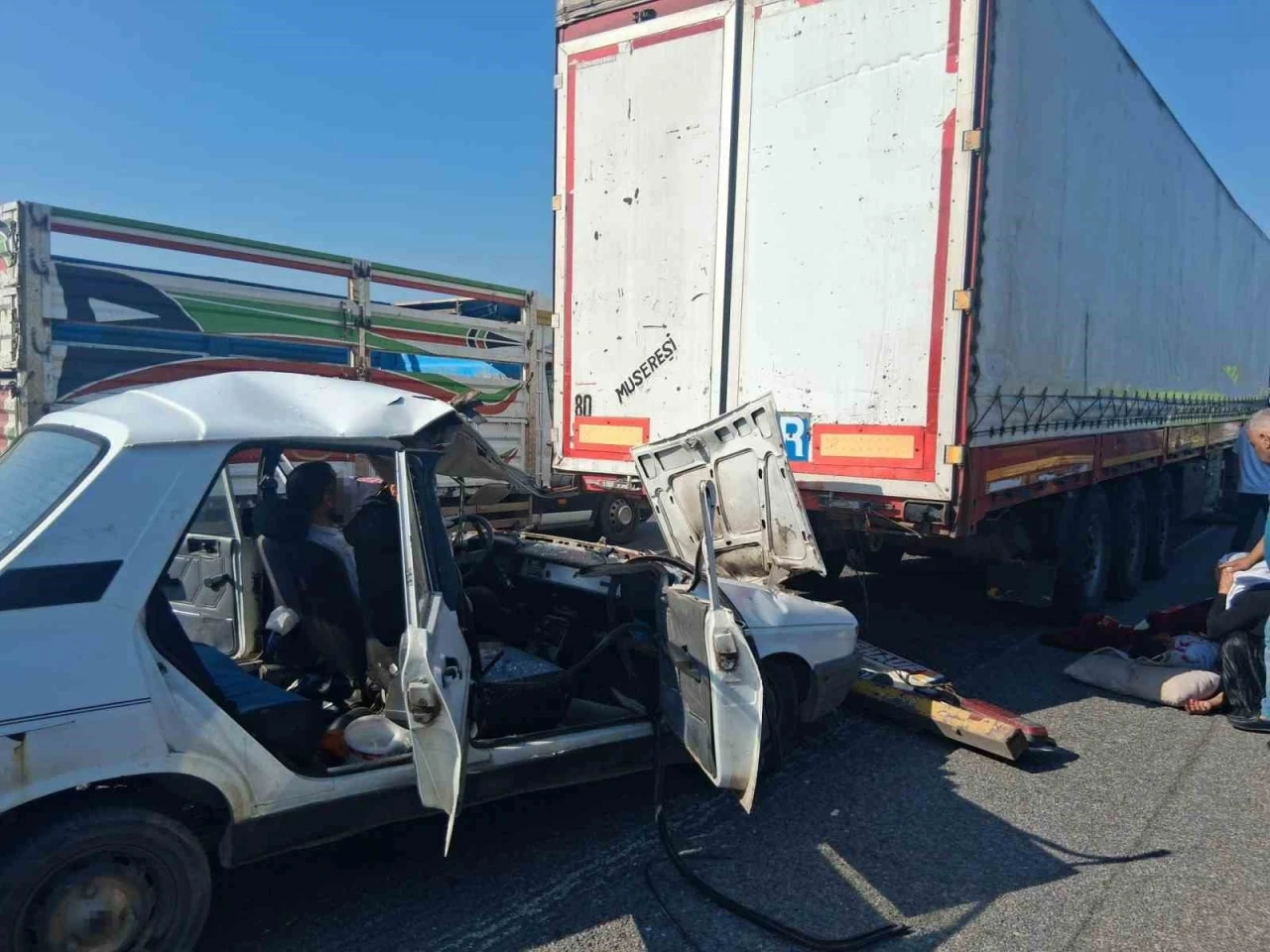 Osmaniye&rsquo;de otomobil tıra &ccedil;arptı: 3&rsquo;&uuml; &ccedil;ocuk 5 yaralı
