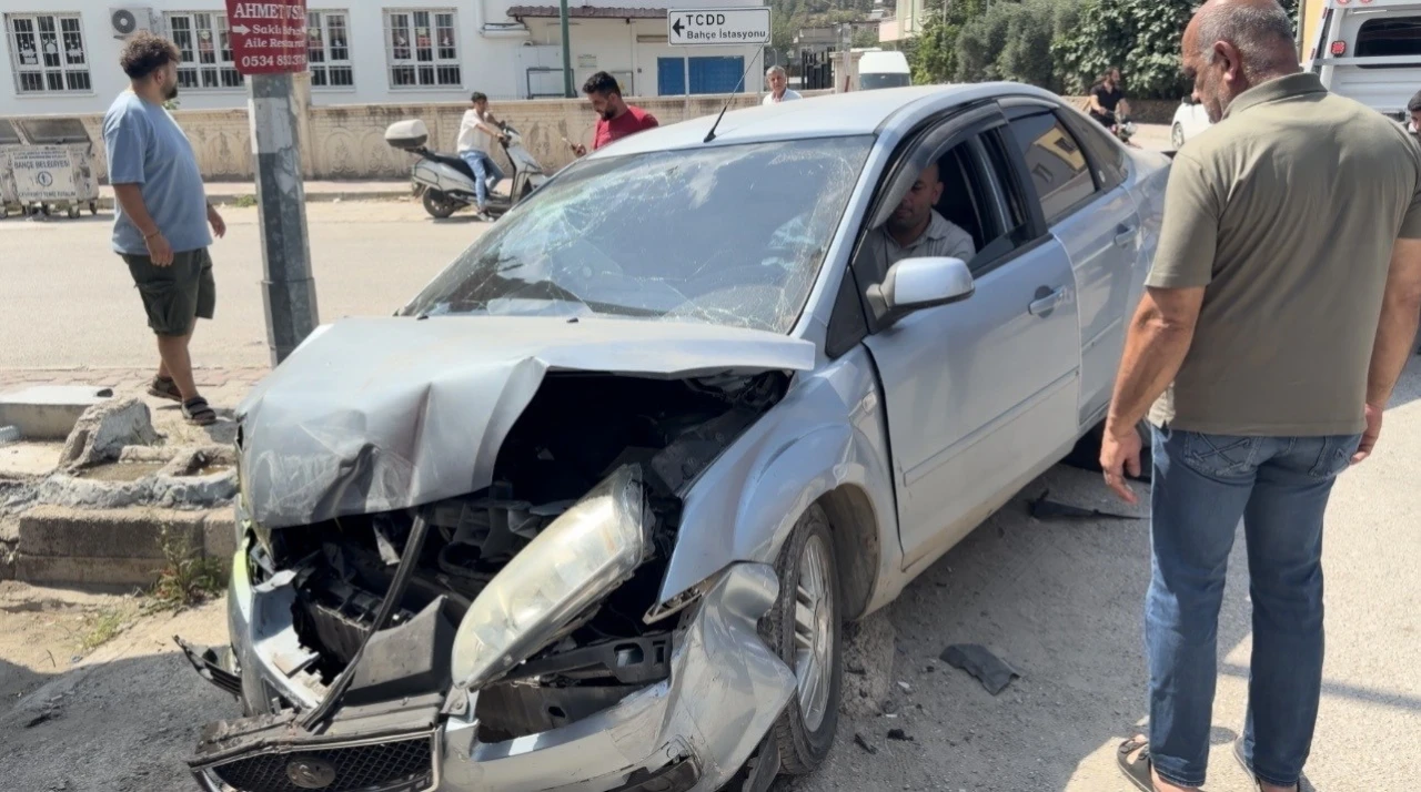 Osmaniye&rsquo;de otomobiller &ccedil;arpıştı: 1 yaralı
