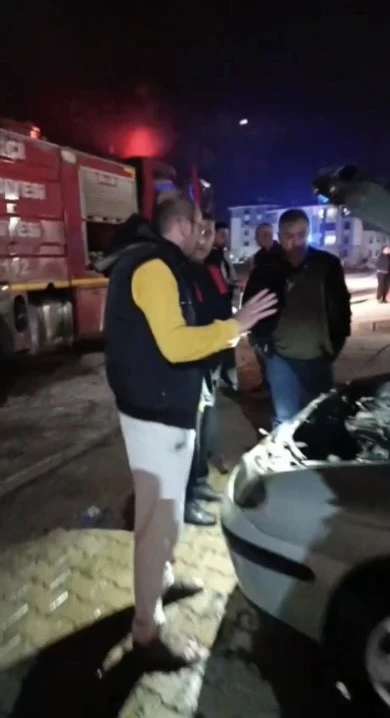 Osmaniye&rsquo;de park halindeki otomobilde yangın
