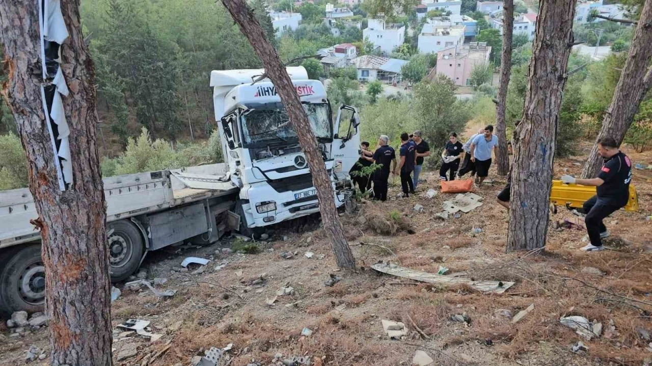 Osmaniye’de şarampole savrulan tır sürücüsü yaralandı
