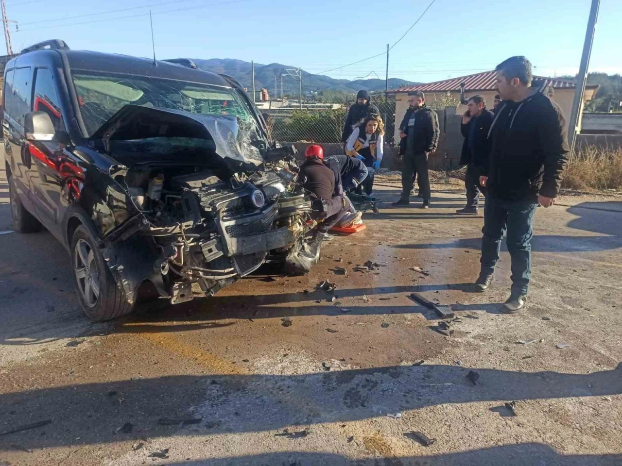 Osmaniye&rsquo;de servis minib&uuml;s&uuml; ile hafif ticari ara&ccedil; &ccedil;arpıştı: 7 yaralı
