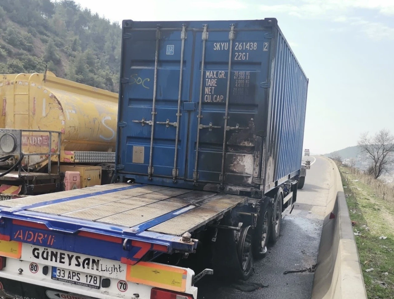 Osmaniye’de seyir halindeki tırın dorsesi yandı