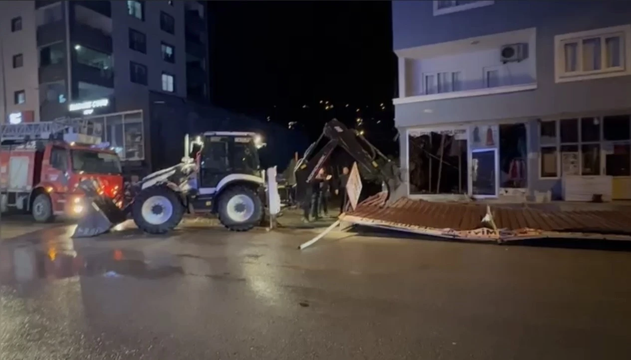 Osmaniye&rsquo;de şiddetli r&uuml;zgar sundurma &ccedil;atısını yerinden s&ouml;kt&uuml;
