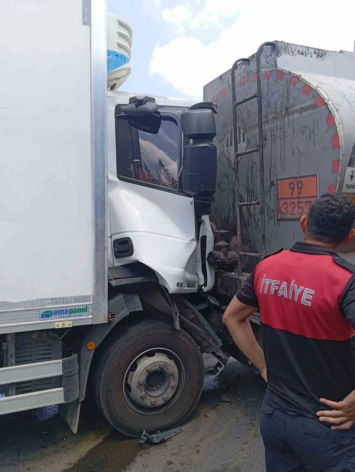 Osmaniye&rsquo;de tankere arkadan &ccedil;arpan tırda 2 kişi yaralandı
