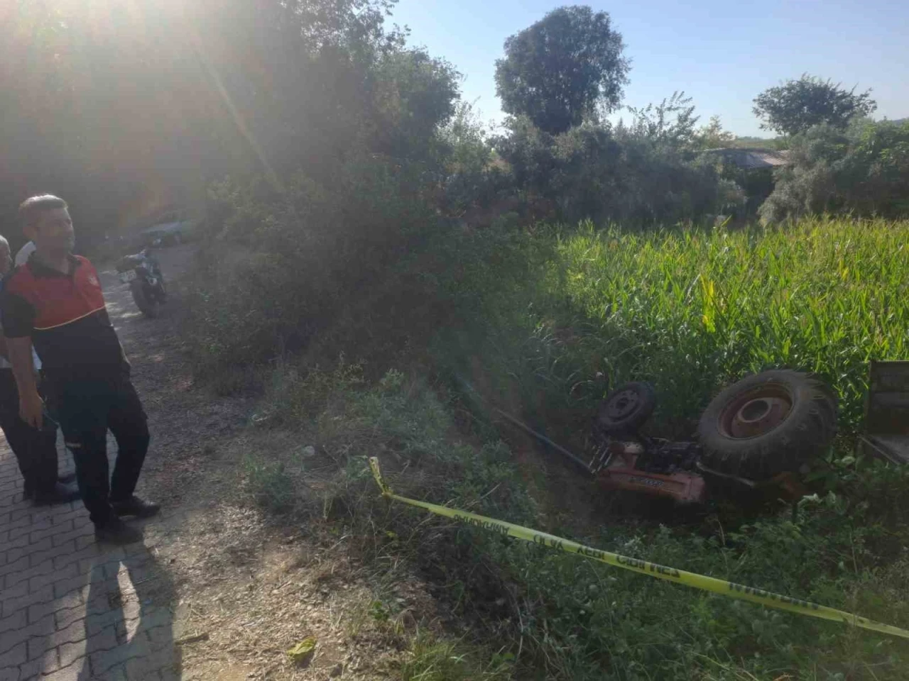 Osmaniye&rsquo;de trakt&ouml;r devrildi, 2 kişi yaralandı
