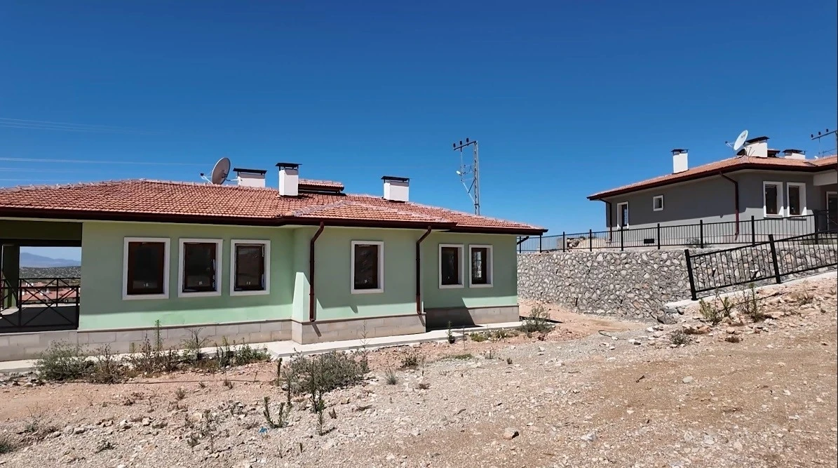 Osmaniye’de yapımı tamamlanan 89 köy evinin anahtar teslimi yapıldı
