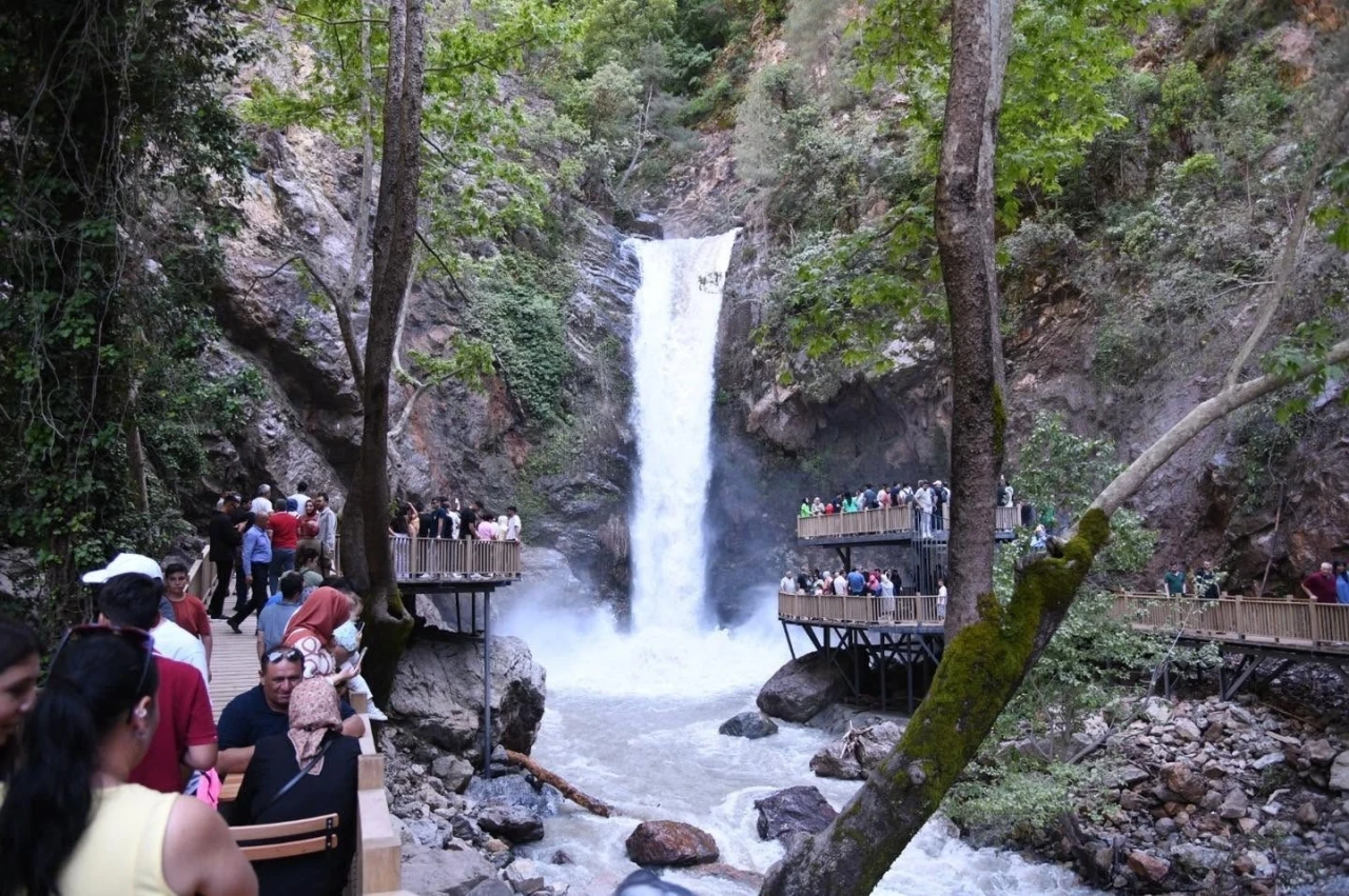 Osmaniye&rsquo;nin saklı cenneti Kara&ccedil;ay Şelalesi, Akdeniz&rsquo;in yeni g&ouml;zdesi oluyor
