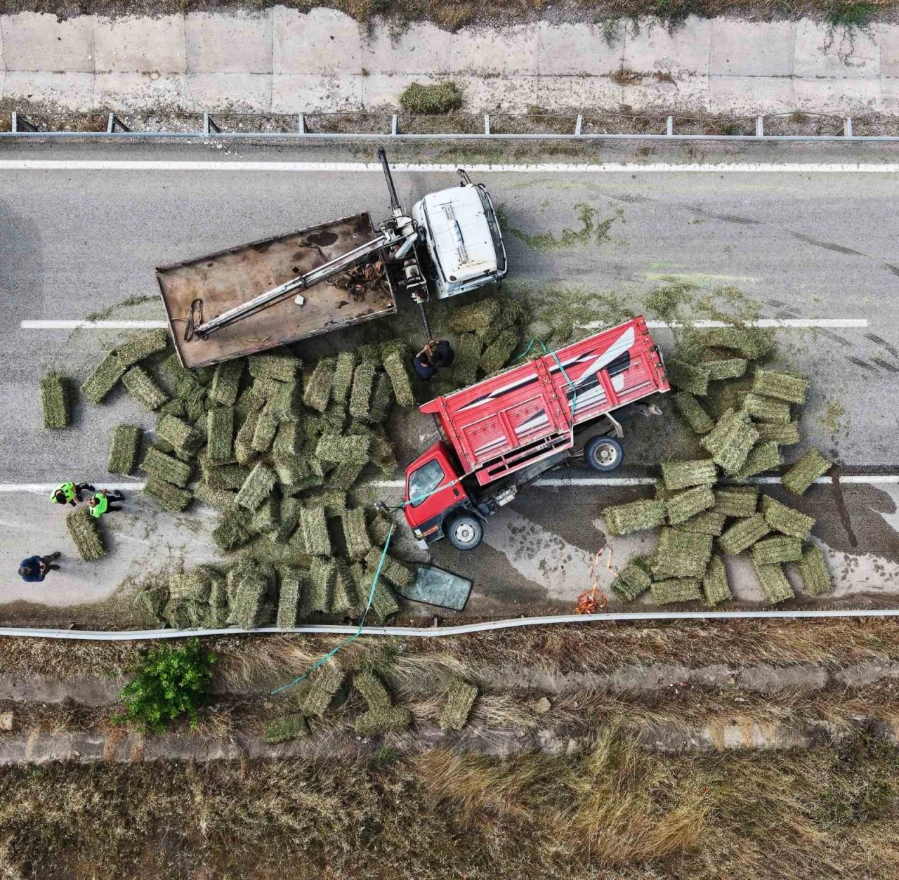 Ot balyası y&uuml;kl&uuml; kamyon devrildi: Kilometrelerce ara&ccedil; kuyruğu oluştu
