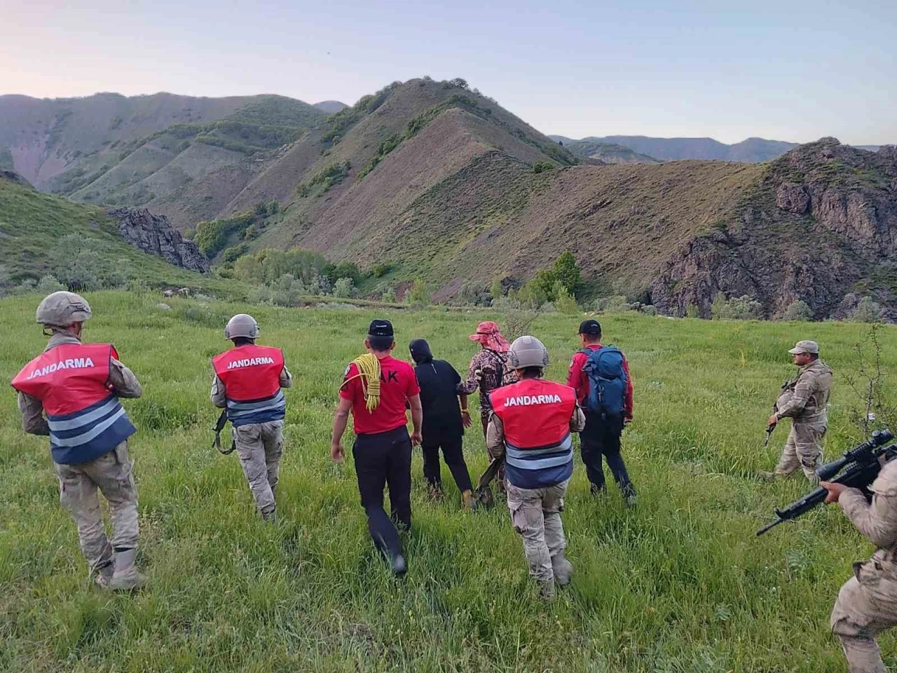Ot toplamaya gittikleri bölgede kaybolan çiftin yardımına jandarma yetişti
