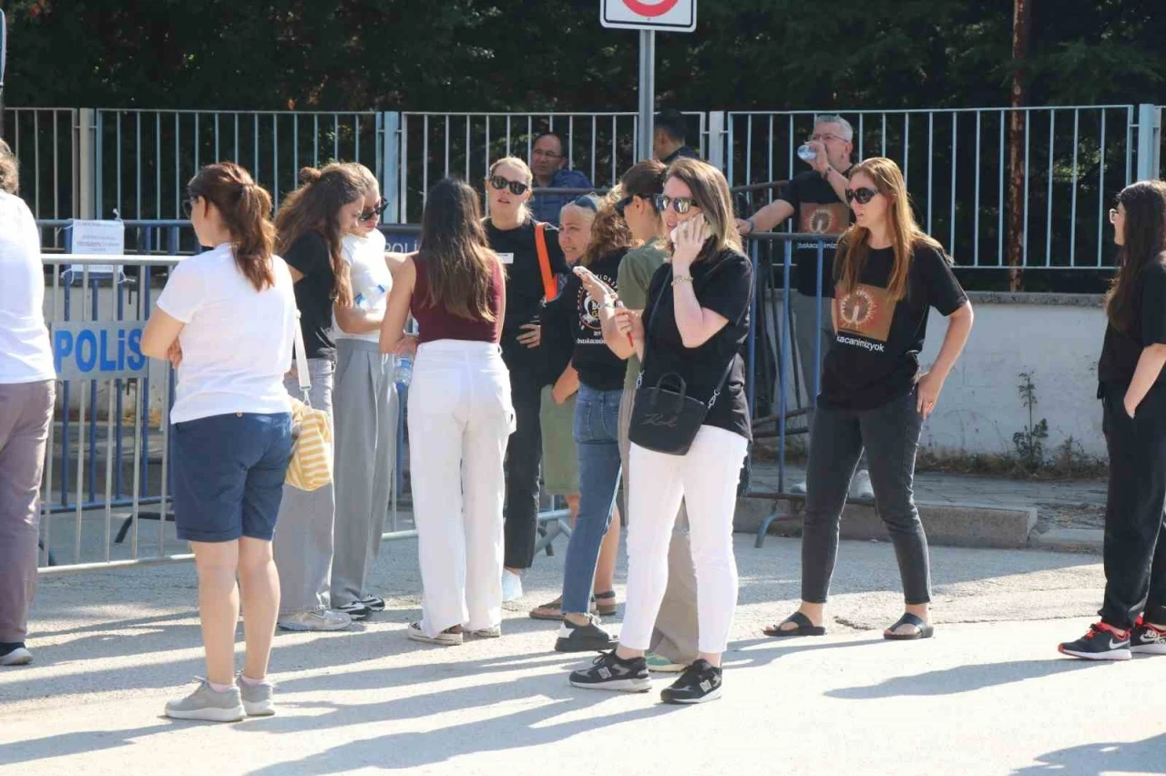 Otel faciasından eşi ve çocuğuyla birlikte kurtulan anne: "Hayatta olduğumuz için şükredemez haldeyiz"
