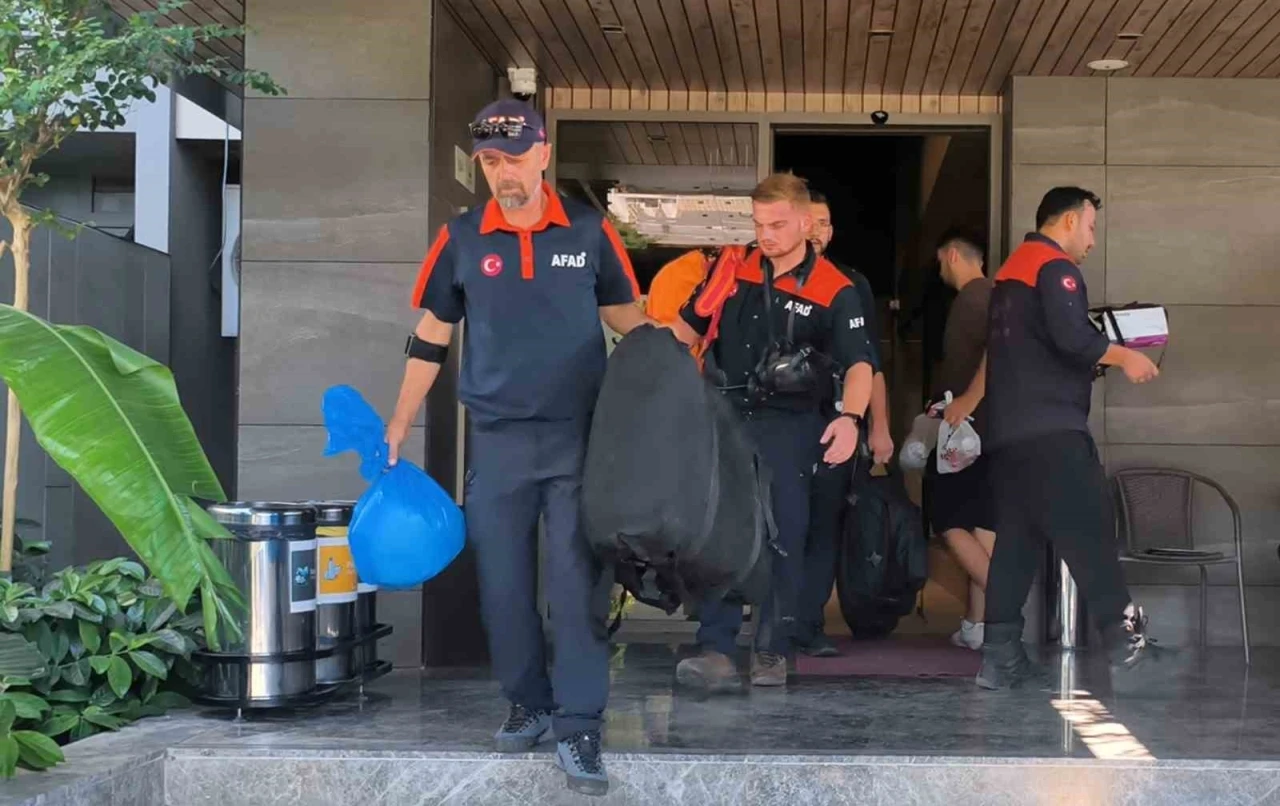 Otel odasında &ouml;l&uuml; bulundu, yanındaki maddeler ekipleri alarma ge&ccedil;irdi
