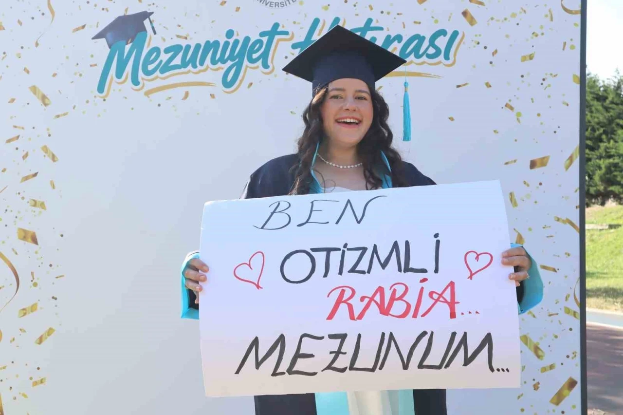 &rsquo;Otizm&rsquo; engel tanımadı, gen&ccedil; m&uuml;zisyen &uuml;niversiteden mezun oldu
