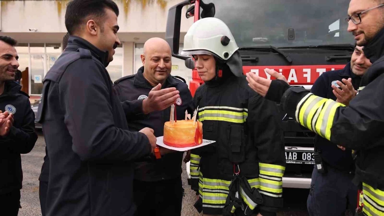 Otizme değil hayallere odaklandı: 16 yaşında itfaiyeci &uuml;niformasıyla doğum g&uuml;n&uuml; s&uuml;rprizi
