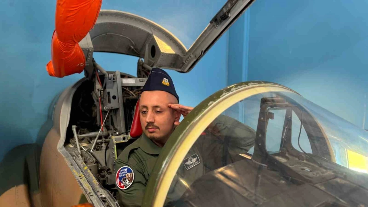 Otizmli birey Server Tolga Doğan’ın uçak kokpitine oturma hayali gerçek oldu
