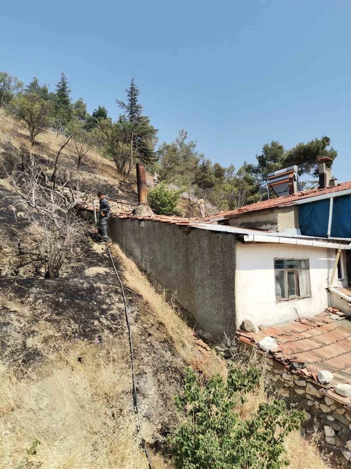 Otluk alanda çıkan yangın eve sıçramadan söndürüldü
